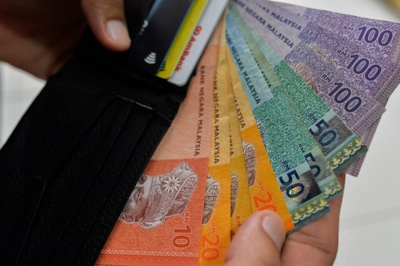 Ringgit terus meningkat berbanding dolar AS untuk hari ke-10 berturut-turut, naik 30 mata pada pembukaan pasaran