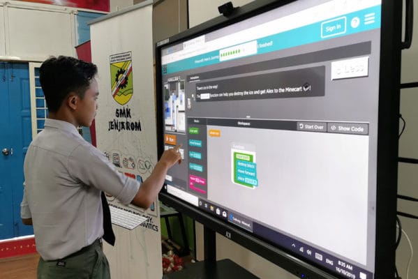 Kerajaan negeri akan melengkapkan semua sekolah dengan papan pintar