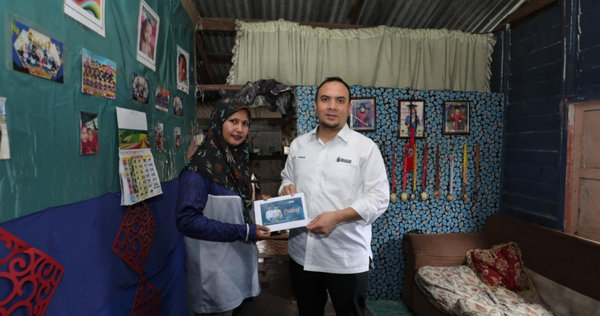 பிரதமர் அன்வார், குவாந்தானில் பாழான வீட்டில் வசிக்கும் குடும்பத்திற்கு உதவி வழங்கினார்