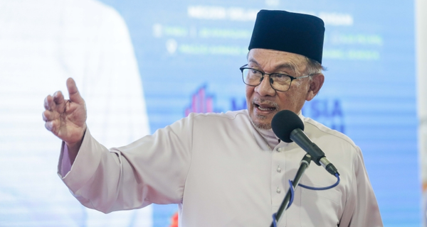 安华在“Ziarah Madani”倡议下向彭亨渔民家庭提供现金援助